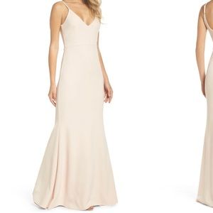 Lulu’s V-Neck Trumpet Gown in Blush